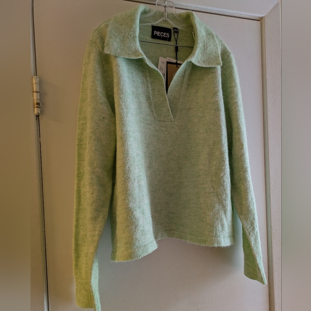 Pieces Women's Green Sweater. US M
